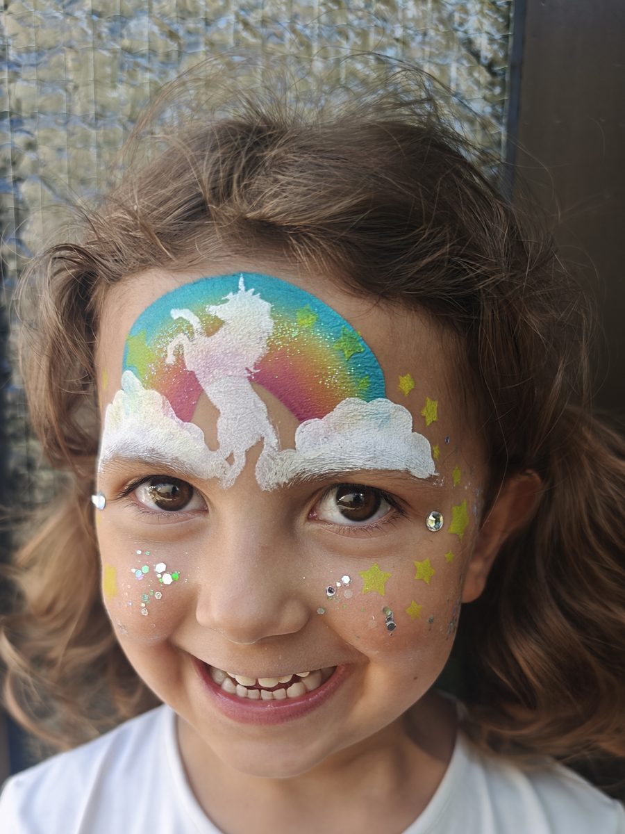 Kinderschminken: Einhorn mit Regenbogen, Wolken und Glitzersternen