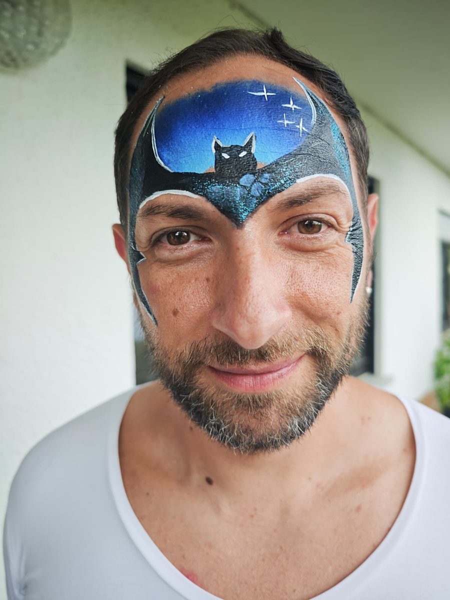 Kinderschminken: Fledermaus mit Mond und Sternenhimmel