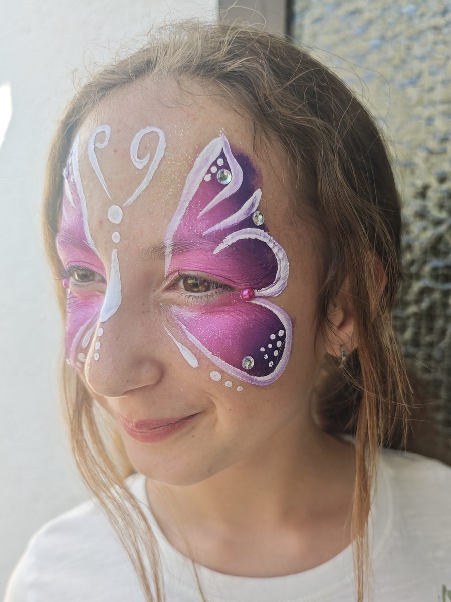 Kinderschminken: Schmetterling in Pink und Violett mit Glitzer